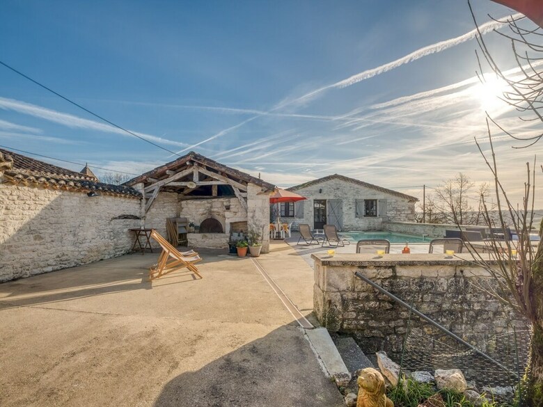 Elegant Holiday Home In Montpezat-de-quercy With Barbecue