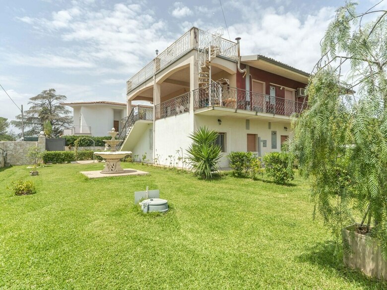 Traditional Holiday Home In Fontane Bianche With Pool