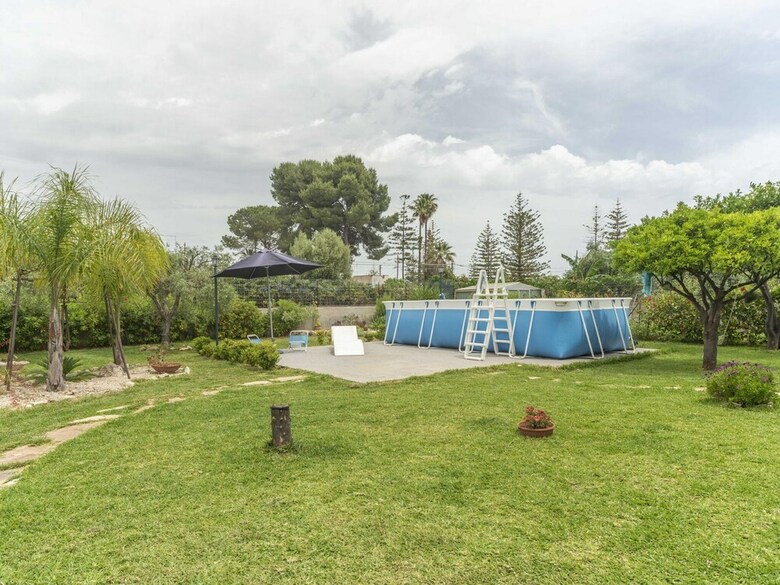 Traditional Holiday Home In Fontane Bianche With Pool