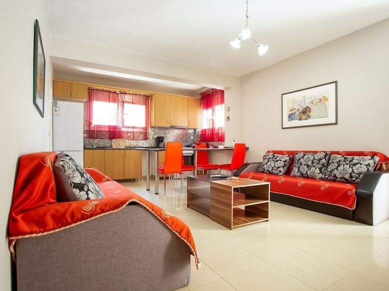Pleasant Apartment In N. Irakleitsa With Garden