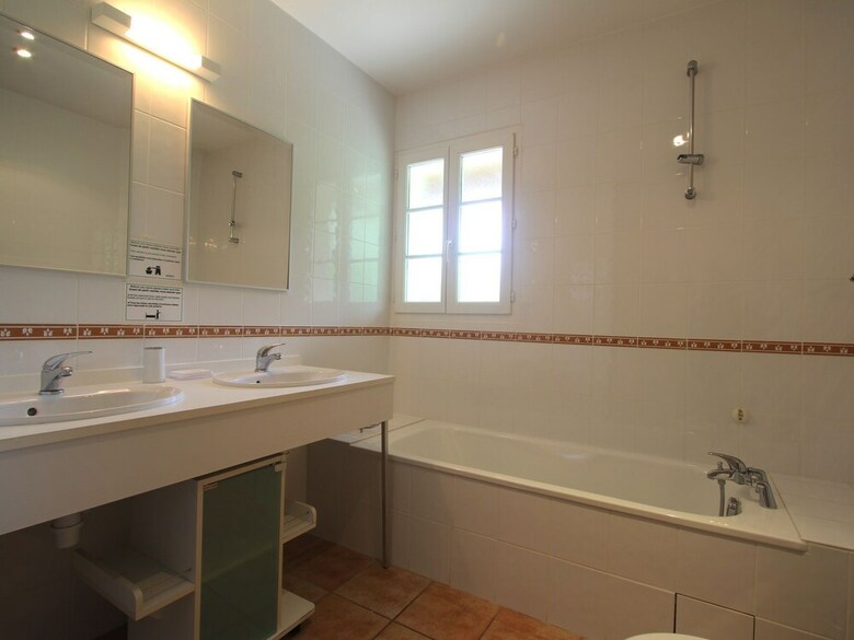 Detached Villa With Large Garden Near Beautiful Golf Course