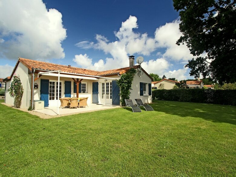 Detached Villa With Large Garden Near Beautiful Golf Course