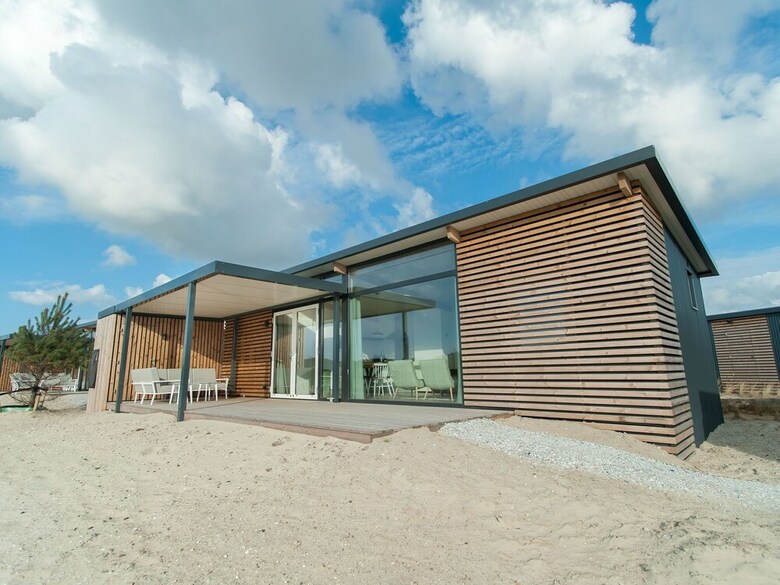 Beautiful Lodge With Two Bathrooms, Near The Beach