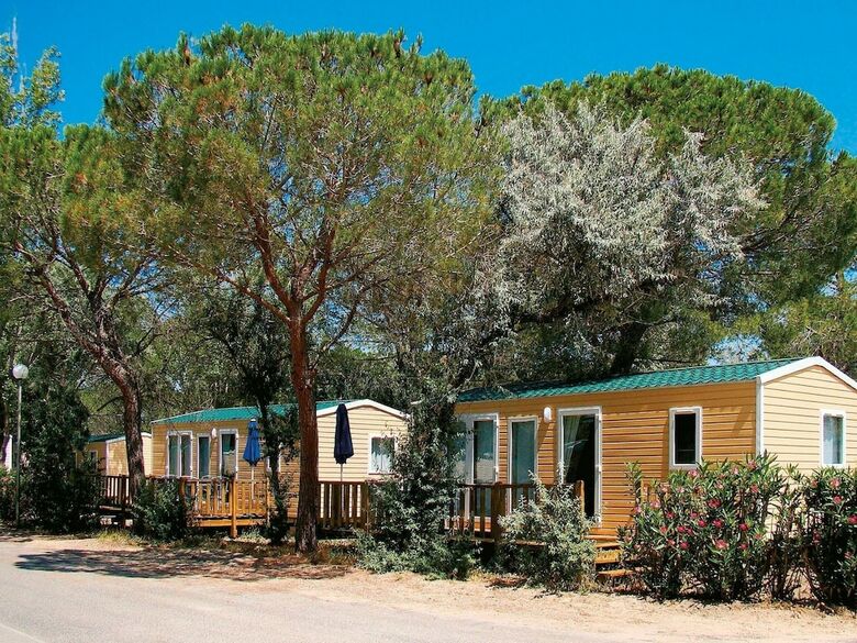 Mobile Home With Covered Terrace In The Quaint Camargue