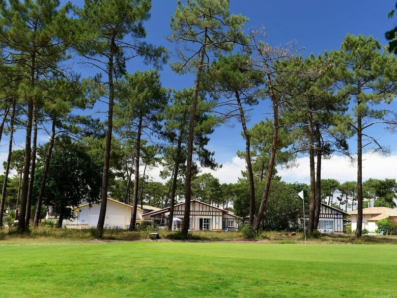 Semi-detached Holiday Home In Green Surroundings