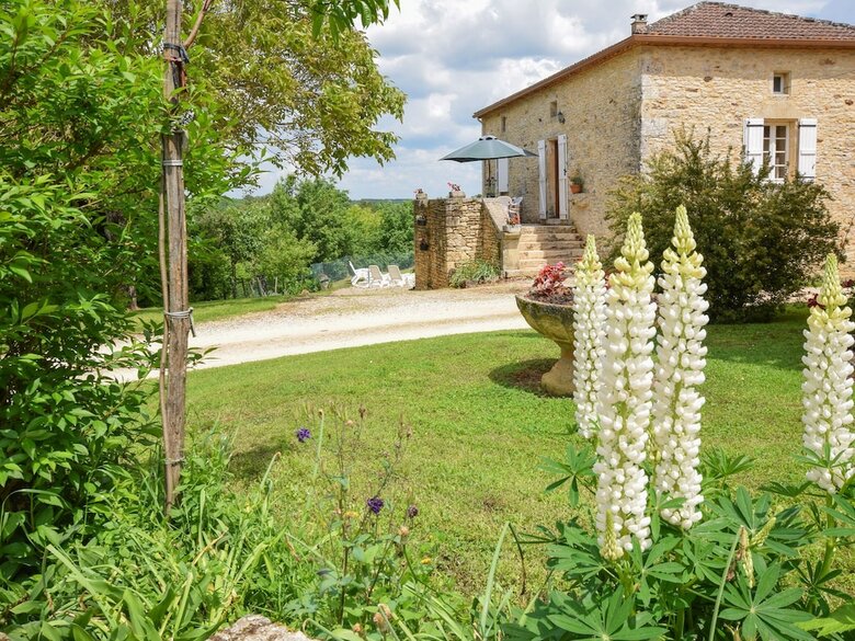 Villa Lush Holiday Home In Montcabrier With Swimming Pool