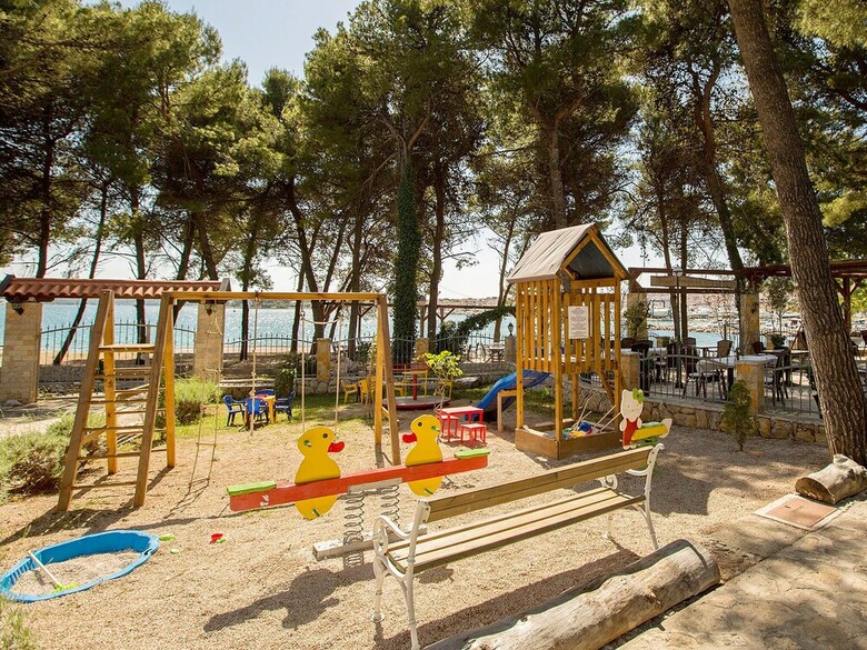 Apartment With Sea View And Ac, 12km From Sibenik
