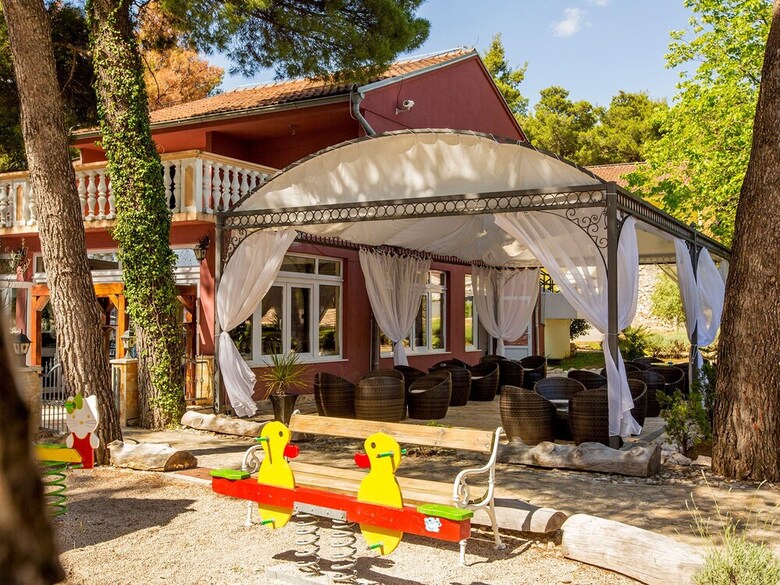 Well-kept Apartment With AC Just 12km From Sibenik