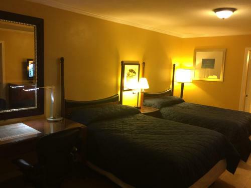 Hotel Dragon Inn & Suites