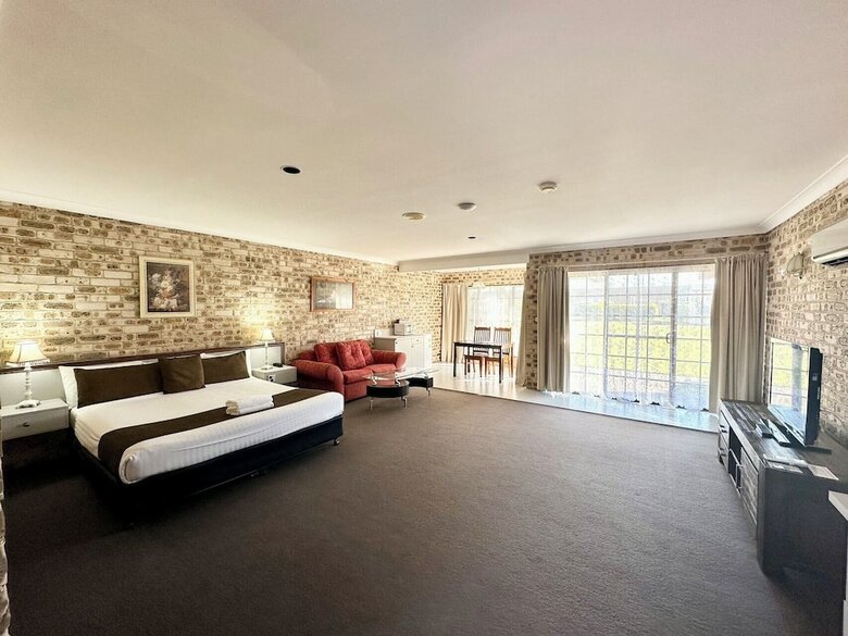 Hotel Airport Motel Sir Francis Drake
