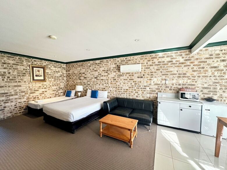 Hotel Airport Motel Sir Francis Drake