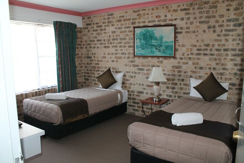 Hotel Airport Motel Sir Francis Drake