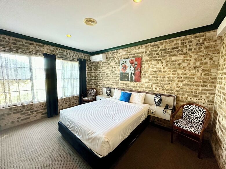 Hotel Airport Motel Sir Francis Drake