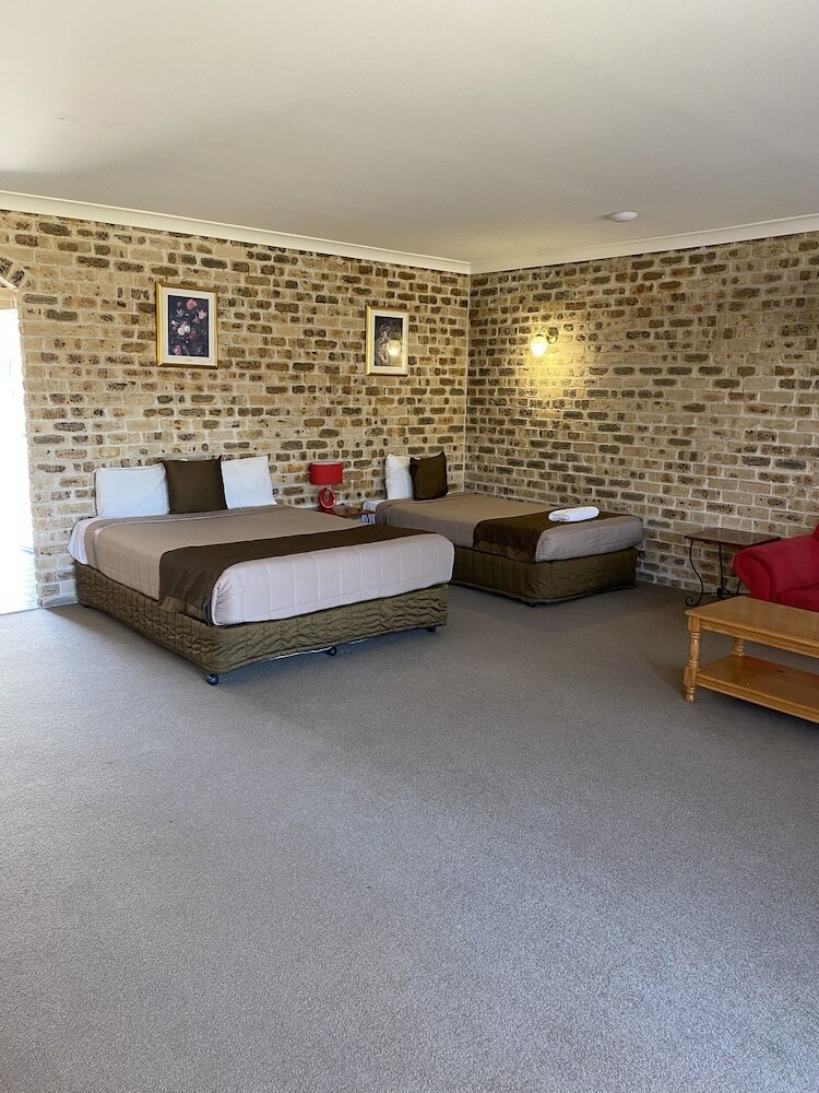 Hotel Airport Motel Sir Francis Drake