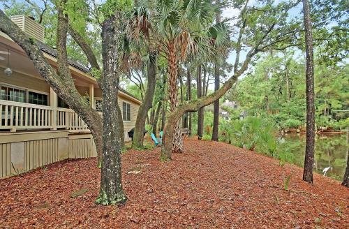 Spacious Overlooking Lagoon Home