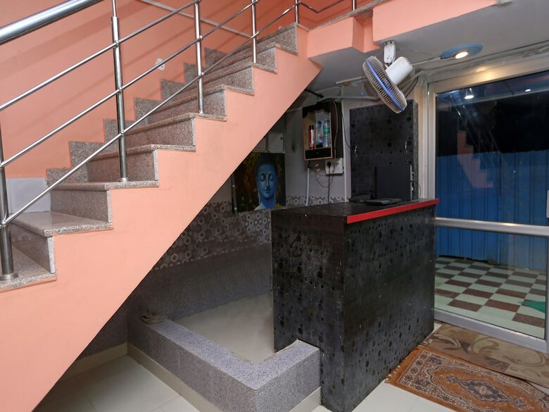 Oyo 22221 Yadav Hotel