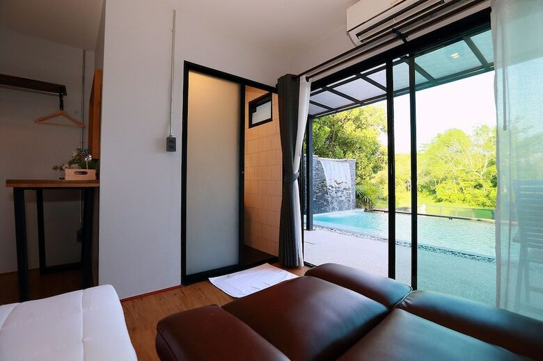 Hotel Canvas Family Home