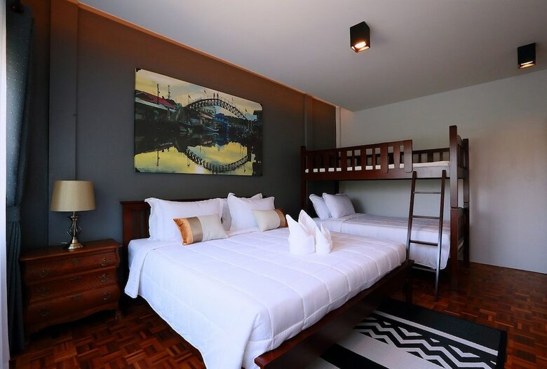 Hotel Canvas Family Home