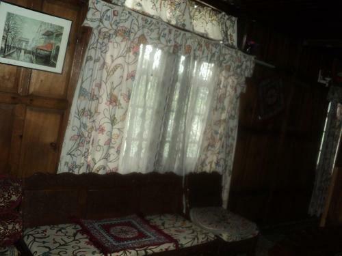 Hotel Haroon Houseboat