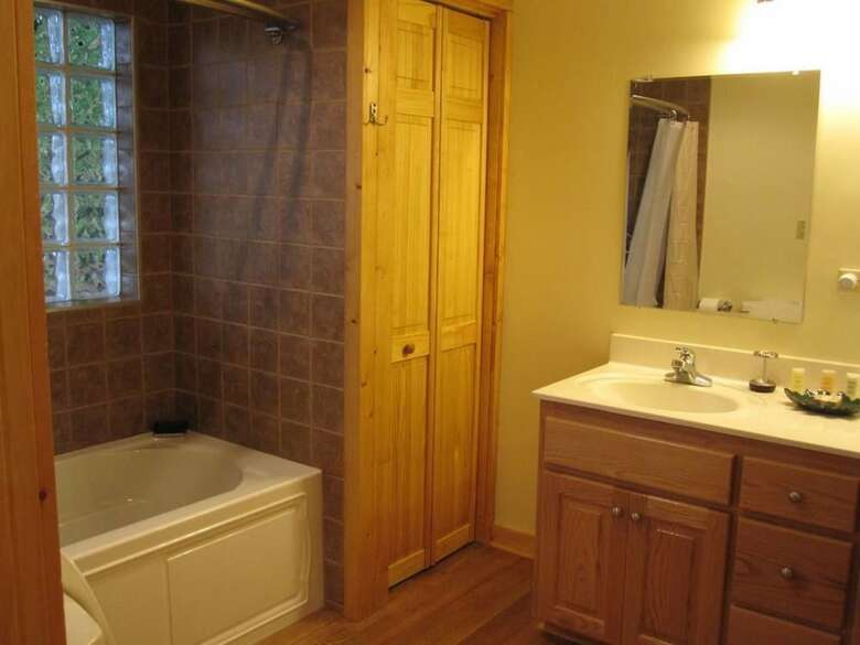Whipkins Cove Beautiful 3 Bd Lakefront Getaway