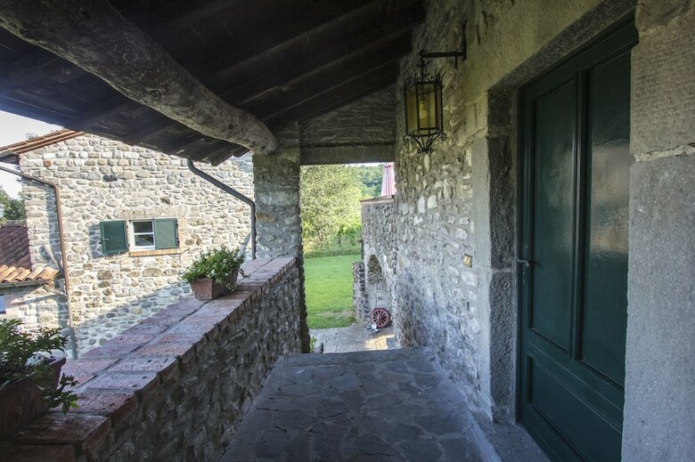 Coriana Apartments & Villas