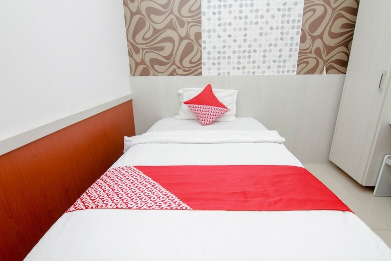 Oyo 861 R Four Hotel