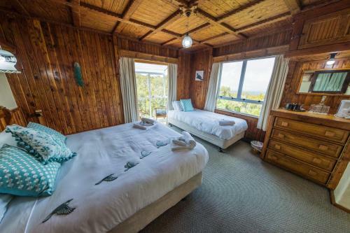 Hotel Dawson Falls Mountain Lodge