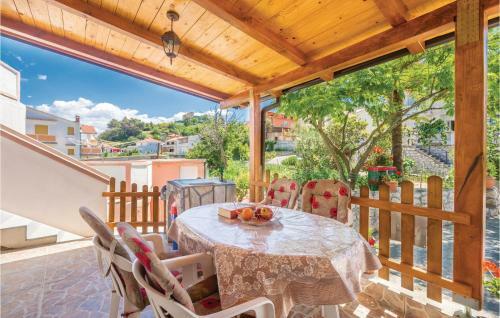 Two-bedroom Apartment In Supetarska Draga