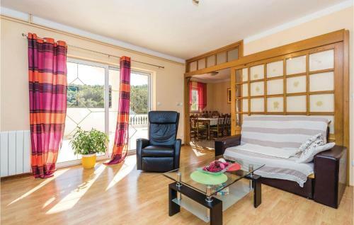 Two-bedroom Apartment In Supetarska Draga