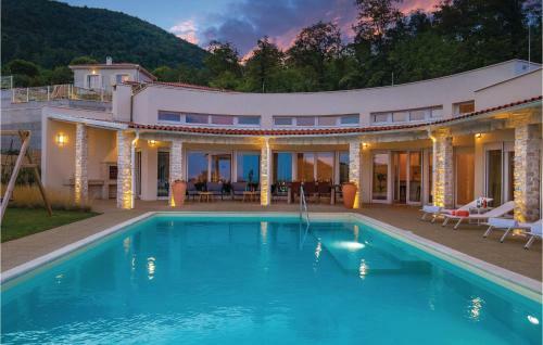 Four-bedroom Holiday Home In Veprinac