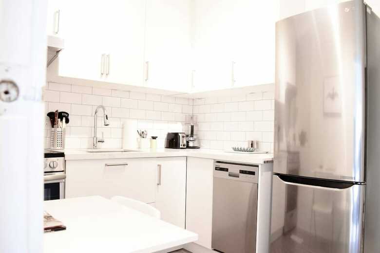 Beautiful Main Floor Apartment In The Annex
