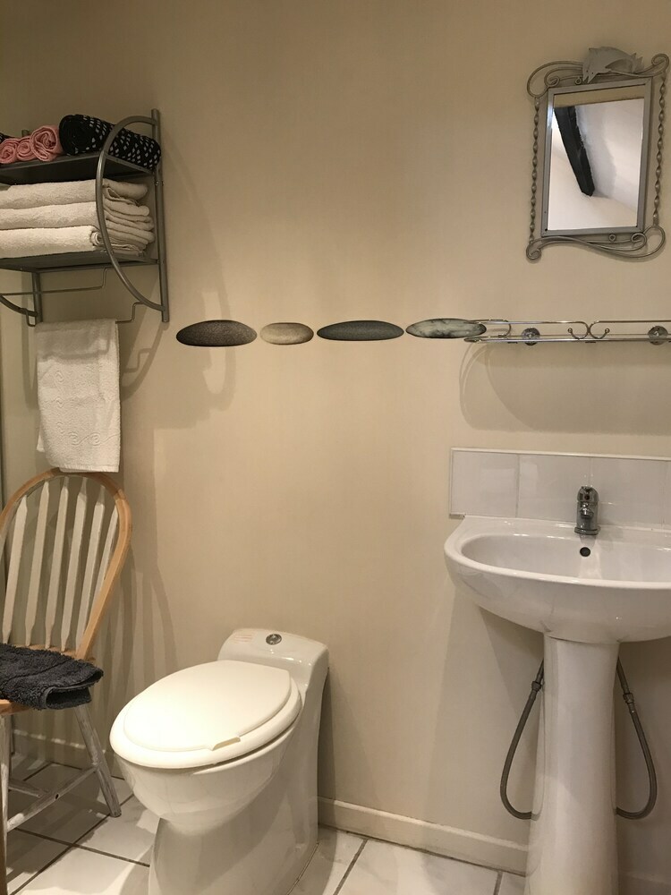1 Bedroom Peaceful Lake Room With Lake Views