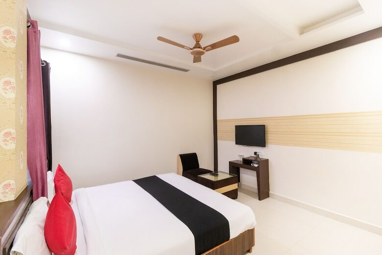 Hotel Capital O 30380 Kiaara Stay