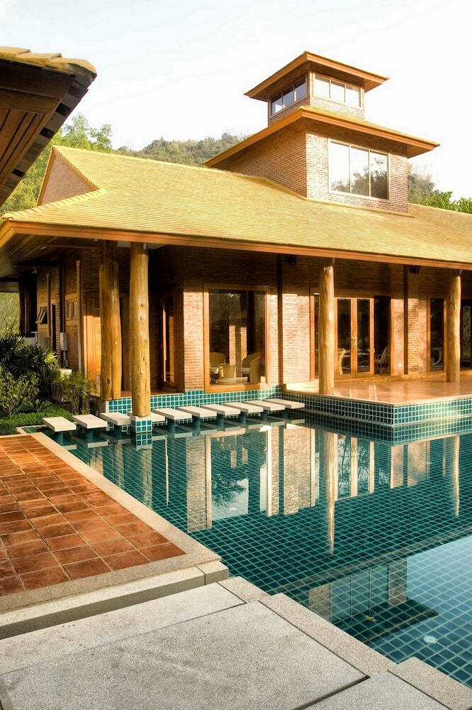 Hotel Chayana Resort