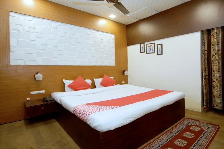 Oyo 29245 Hotel E Square