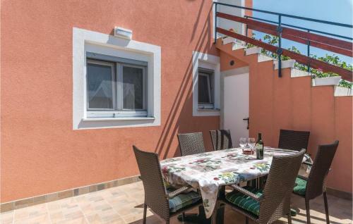 Two-bedroom Apartment In Peruski