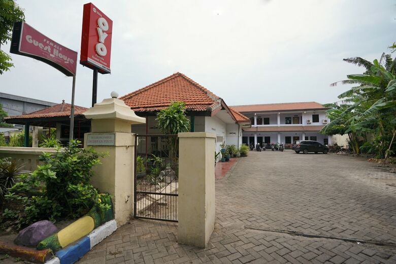 Hostal Oyo 2003 Female Guest House