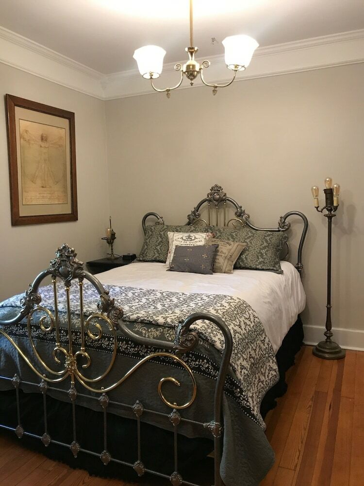 Bed & Breakfast Iron Amethyst Inn