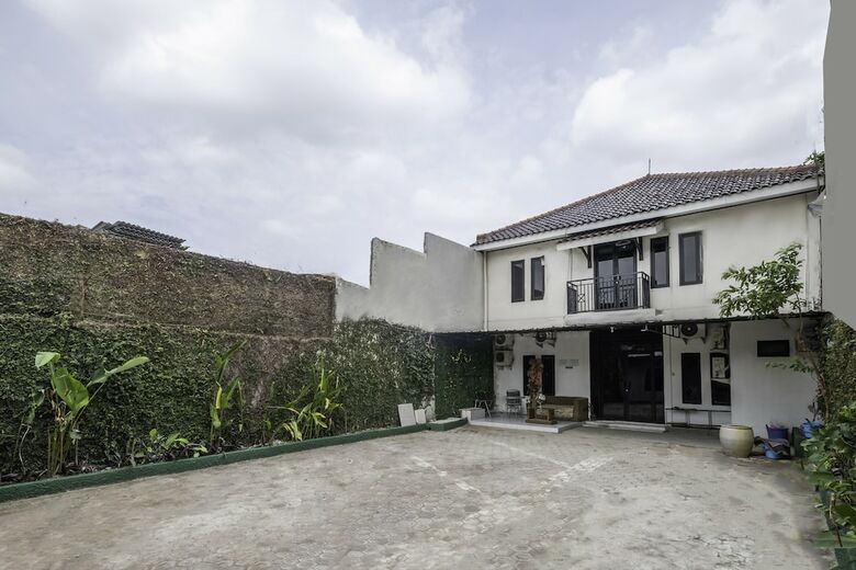 Hotel Oyo 2391 Baladewa Residence Syariah