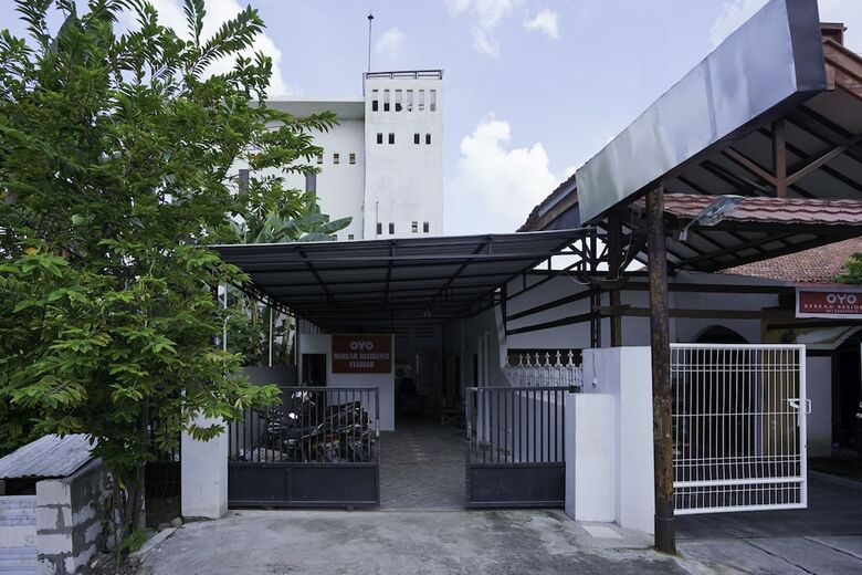 Hostal Spot On 2479 Berkah Residence Syariah