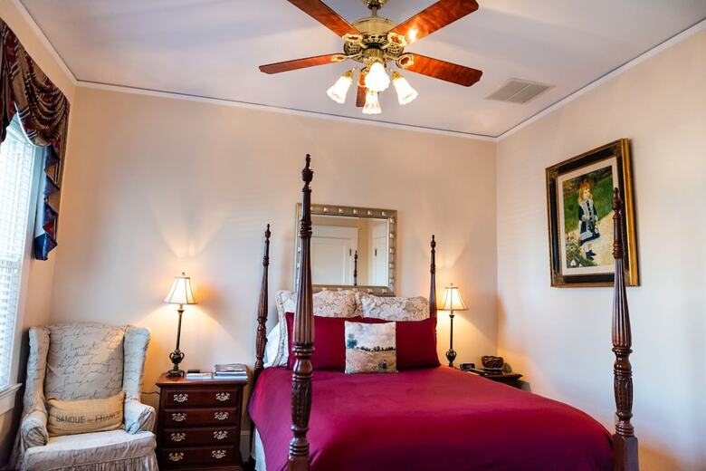 Hotel Burke Manor Inn & Pavilion
