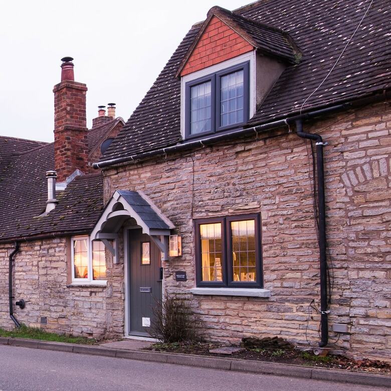 Cosy 2 Bedroom Cottage With Log-burner & Parking