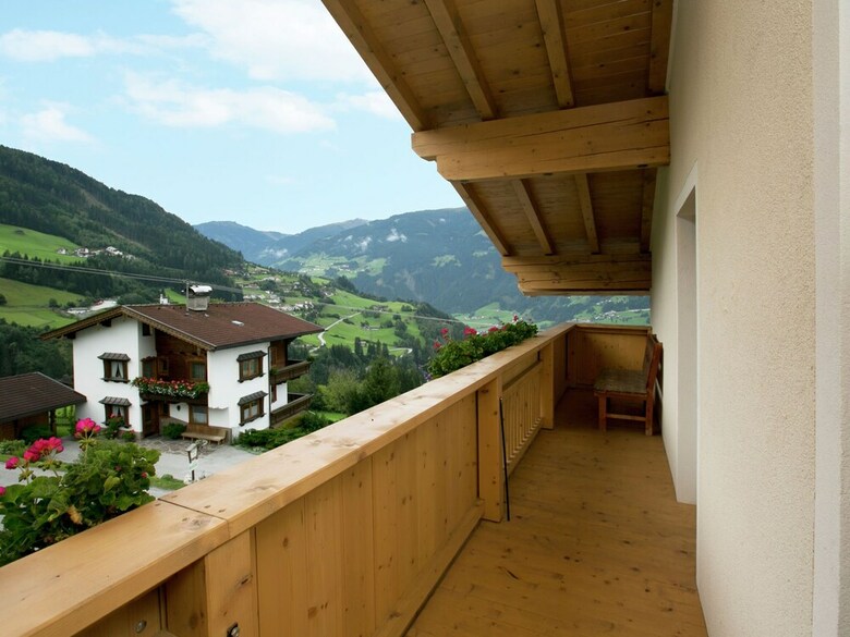 Beautiful Apartment Near Mountains In Gerlosberg