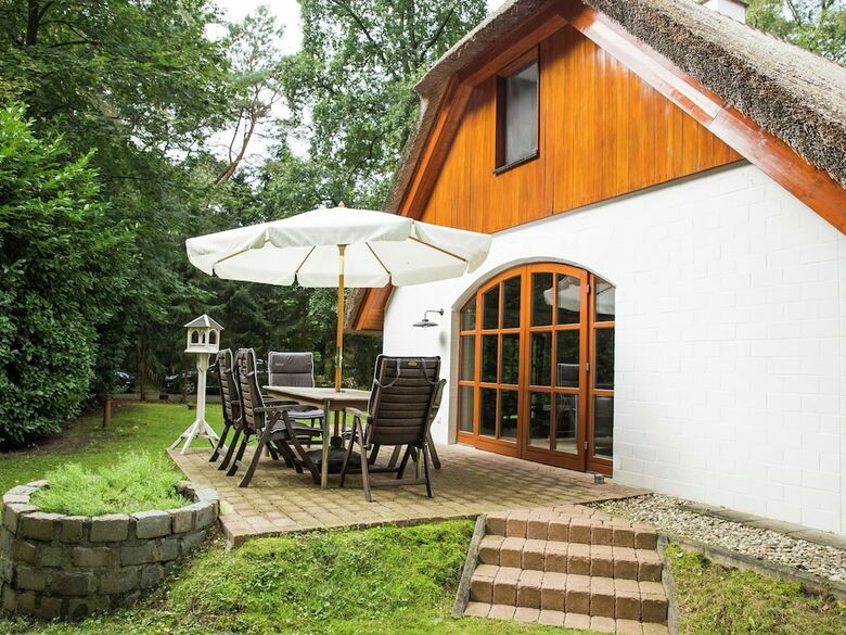 Exclusive Thatched Roof House In The Samtgemeinde Uelsen With Conservatory
