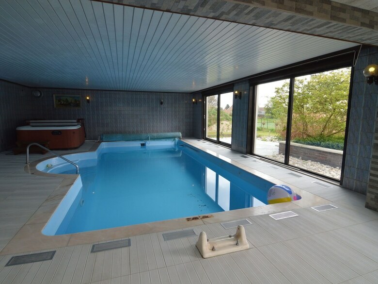 Charming Holiday Home With Jacuzzi In Bree