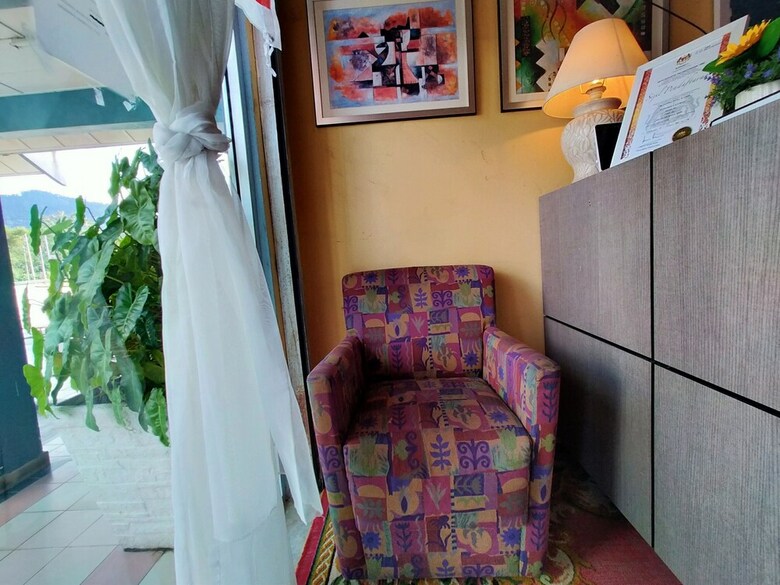 Oyo 89922 The Sarina Hotel & Cafe