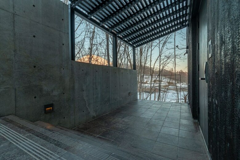 Hideaway On Escarpment By Hokkaido Tracks