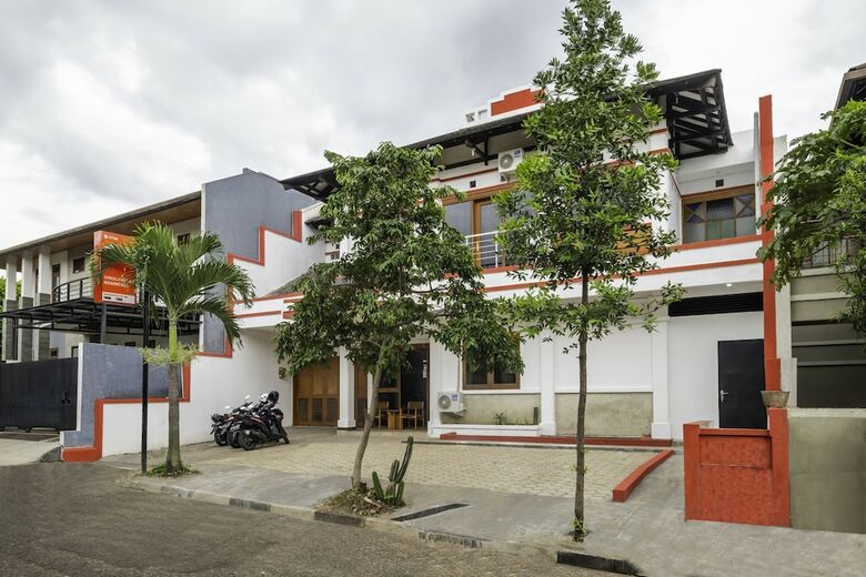 Hotel Oyo 2728 Sinulingga Residence