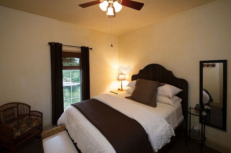 Bed & Breakfast Kara's Kottages @ W. Main St