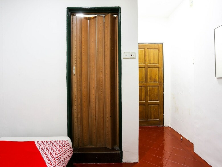 Spot On 89992 Hotel Azra